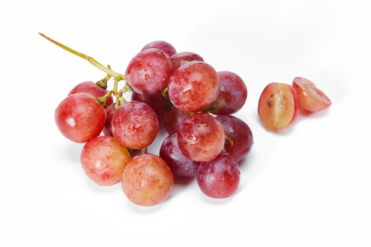 白底新鲜水果美味水果一串红提切开葡萄红提提子葡萄