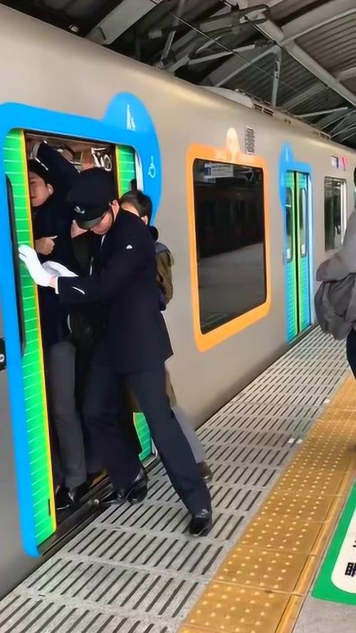 实拍日本挤地铁,大家想想在里面的乘客是什么样的感觉呢?我是服了!