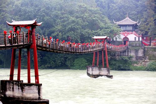 二王庙前的安澜索桥又名珠浦桥,位于四川省都江堰市区西北约2公里的岷