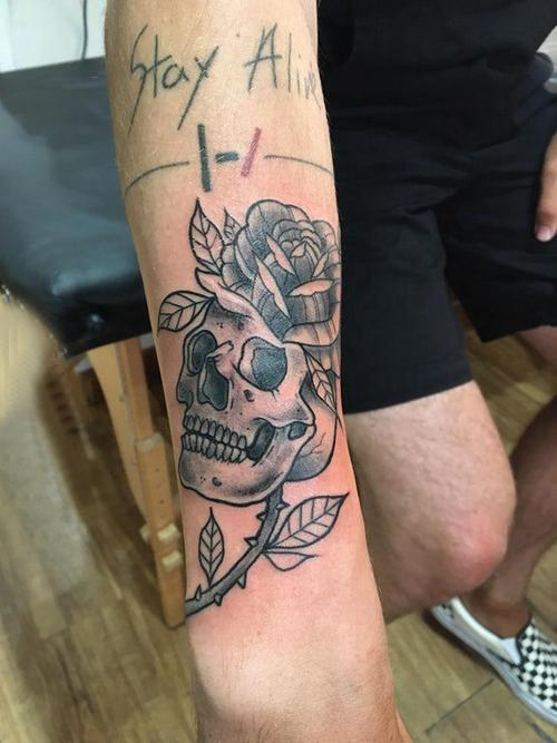 骷髅花朵纹身图案男生手臂上玫瑰和骷髅纹身图案