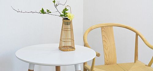 木椅桌子竹篮竹编花器背景图片素材