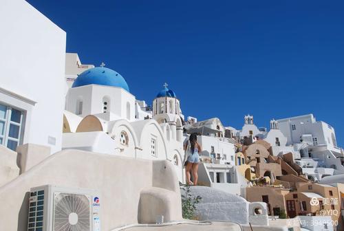 圣托里尼岛建有大量的爱琴海经典蓝白色系的建筑.