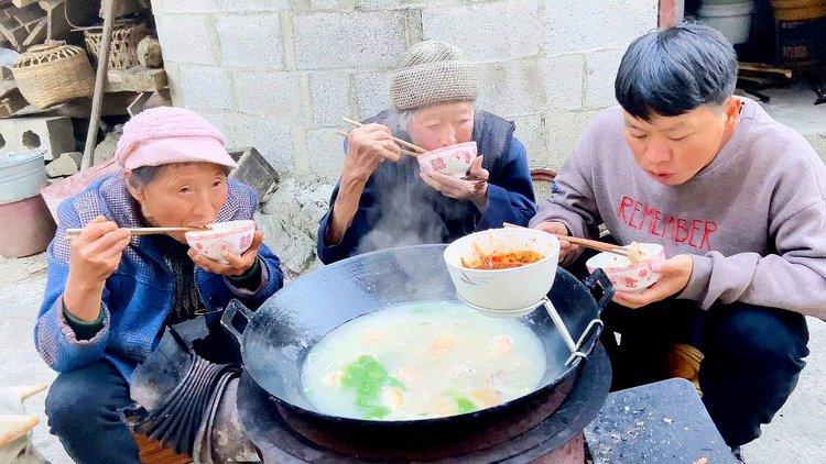 在农村这样吃饭,三个人吃一大锅,真是贫穷限制了想象