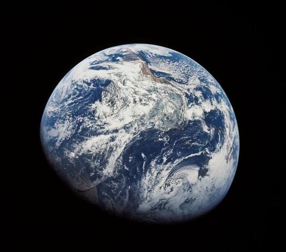 有网友问:从太空中看地球,地球是个球,那为何海水不会掉?