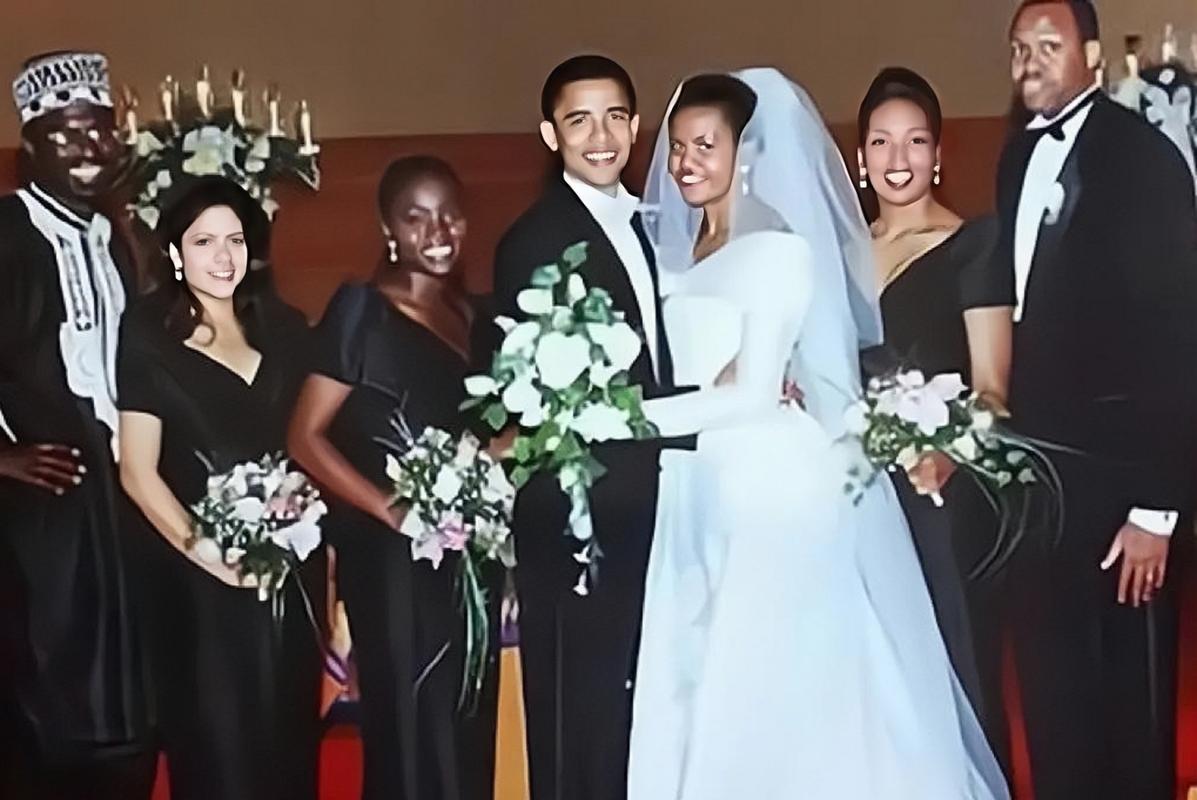 图片是奥巴马与米歇尔珍贵的结婚时拍的照片; 奥巴马单膝跪地为心爱的