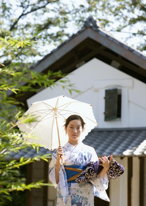 夏日里打伞的日本女人图片时尚女孩日本女人夏日打伞