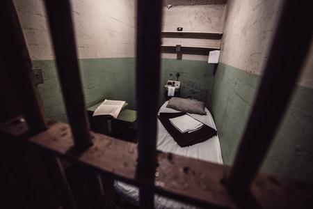 里金山监狱里的旧牢房里有床和洗手间.教养系统概念照片