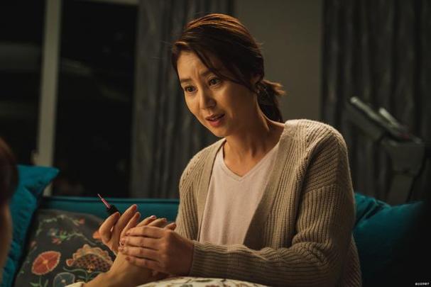 韩国悬疑惊悚电影《电话》,全程高能无尿点,剧情反转结局难测