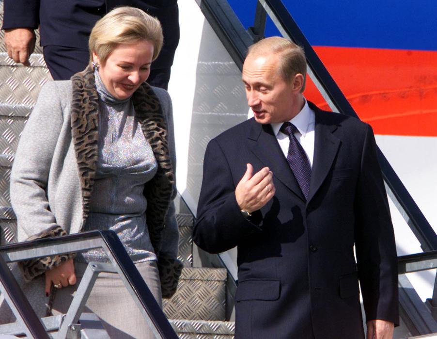俄总统普京宣布结束与妻子30年婚姻年轻时照片曝光