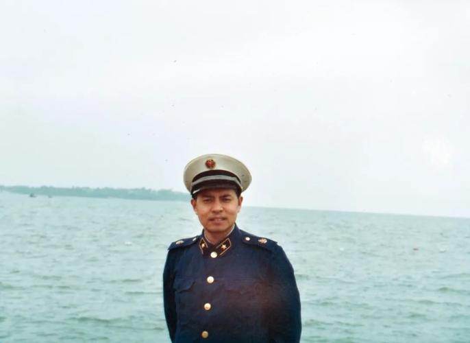 1985年5月1日,在干部战士穿戴74式军装11年后,又换成85式海军服.