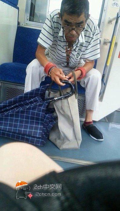 日本2ch网民:【悲报】日本电车内出现对着座位小便的大叔