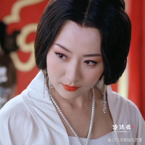 首推那个在《隋唐演义》里扮演过萧美娘的白冰了,她的美是真正的媚骨