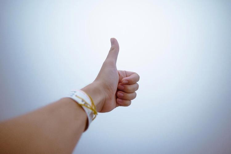 教育成功赞赏手竖大拇指手指表扬手势正能量图片