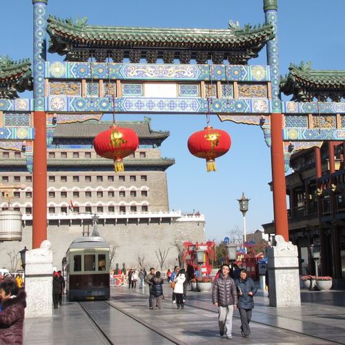 在年味十足的北京前门大栅栏给携程网的全部驴友拜年