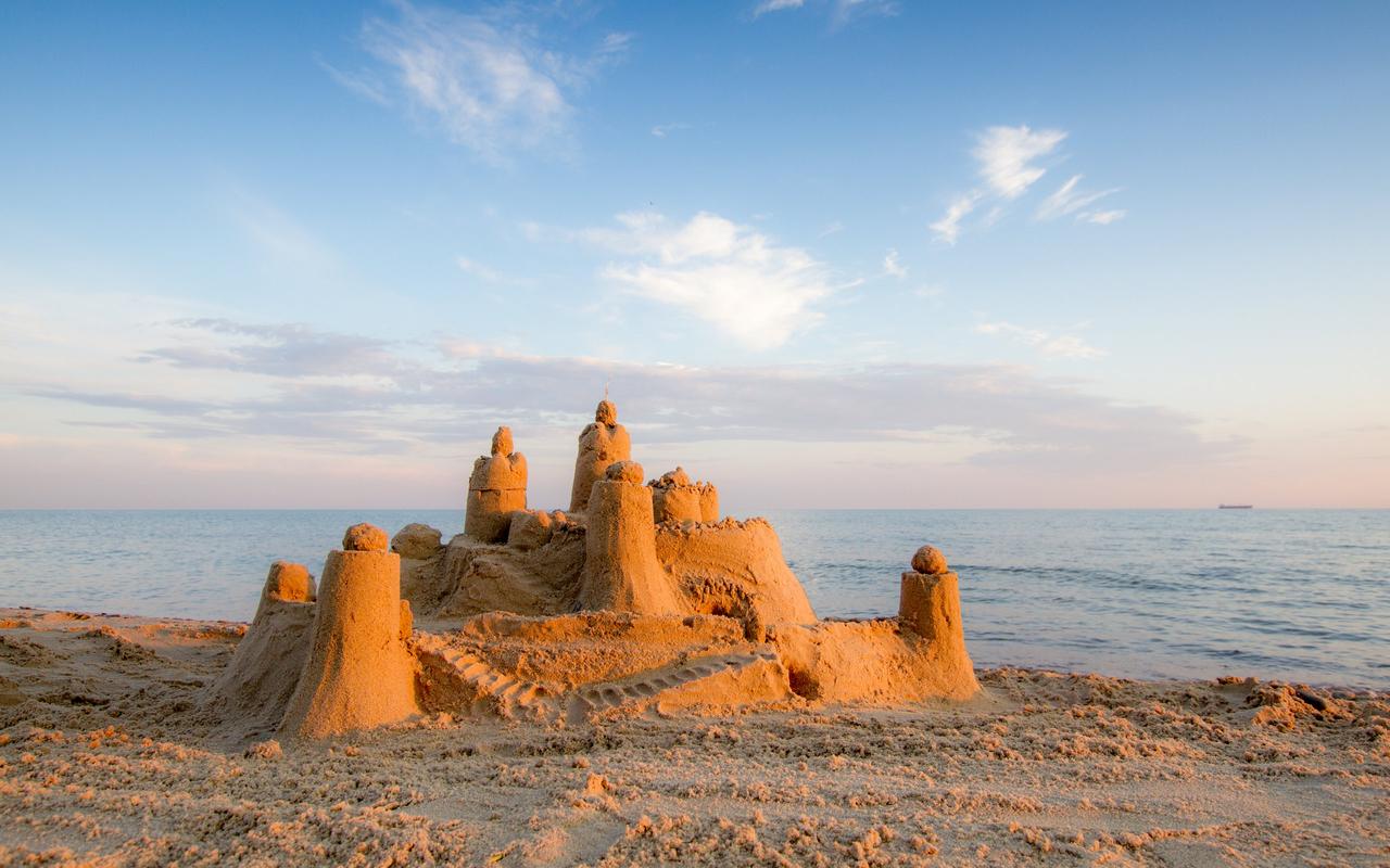 沙滩上的沙雕城堡高清桌面壁纸