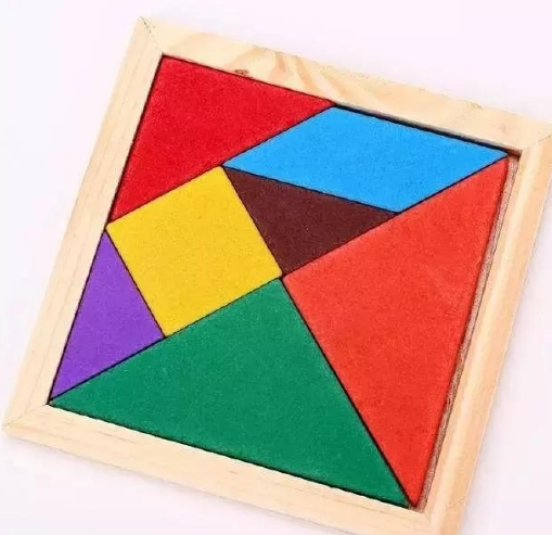 打开一盒七巧板就能看到一个正方形.记住这个摆放位置.