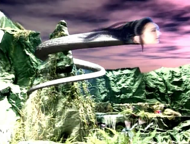 《新白娘子传奇》片头里,白蛇腾飞的画面,现在看来很诡异:赵雅芝的脸
