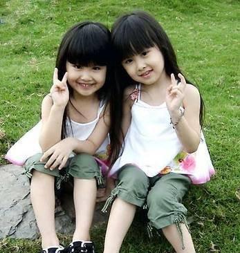 张杰谢娜双胞胎女儿首次亮相姐妹两一个像爸爸一个像妈妈