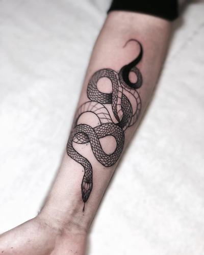 小臂黑灰线条蛇纹身图案