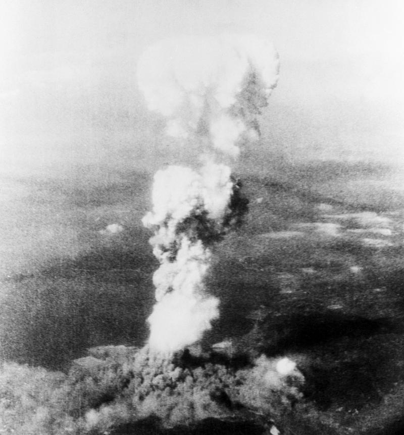 1945年8月6日,日本广岛,原子弹爆炸后形成的蘑菇云