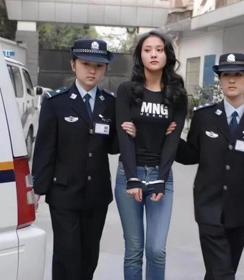 她叫毕丽梅,黑龙江美女,于2005年被送往刑场执行死刑时的情景.