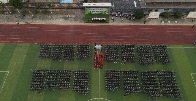 盐山县职教中心举行2021级新生军训汇演暨表彰大会