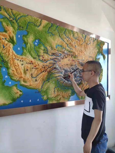 鄠邑男子用5年完成"烙画版清明上河图" 还创作了西安景点地图