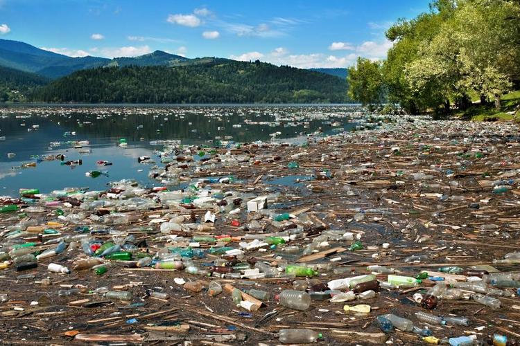 自然污染,吨的塑料瓶和其他废料漂浮在美丽的湖上
