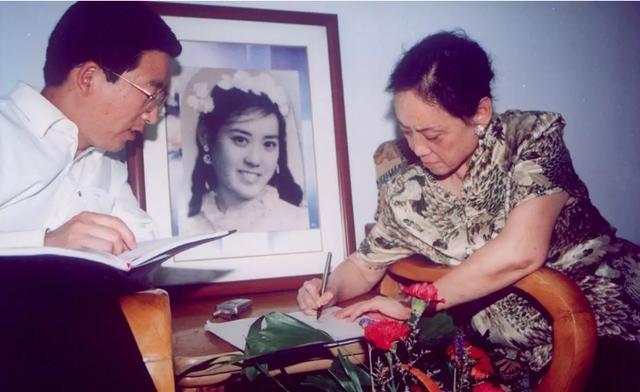 著名爱国将领李宗仁,75岁迎娶27岁的胡友松,第三任妻子身份成谜