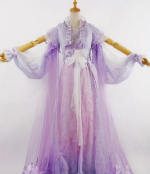 摩羯座:摩羯座专属的古风服装是紫色的露肩汉服,非常有创意的一款汉服