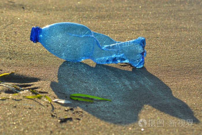 沙滩上的塑料瓶污染