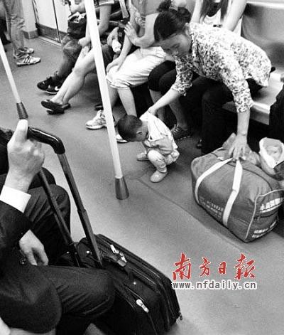 广州大便弟 男童地铁上拉屎父亲淡定旁观