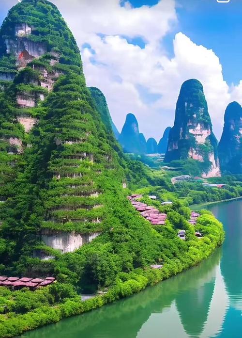 桂林以其绝美的山水风景而闻名于世,成为了无数游客梦寐以求的旅游