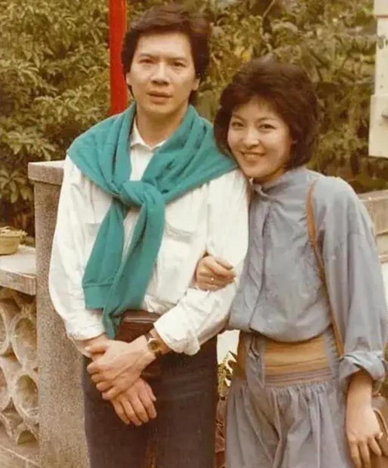 上世纪80年代,年轻的向华强和陈岚谈恋爱时的合影,展现了他们青春活力