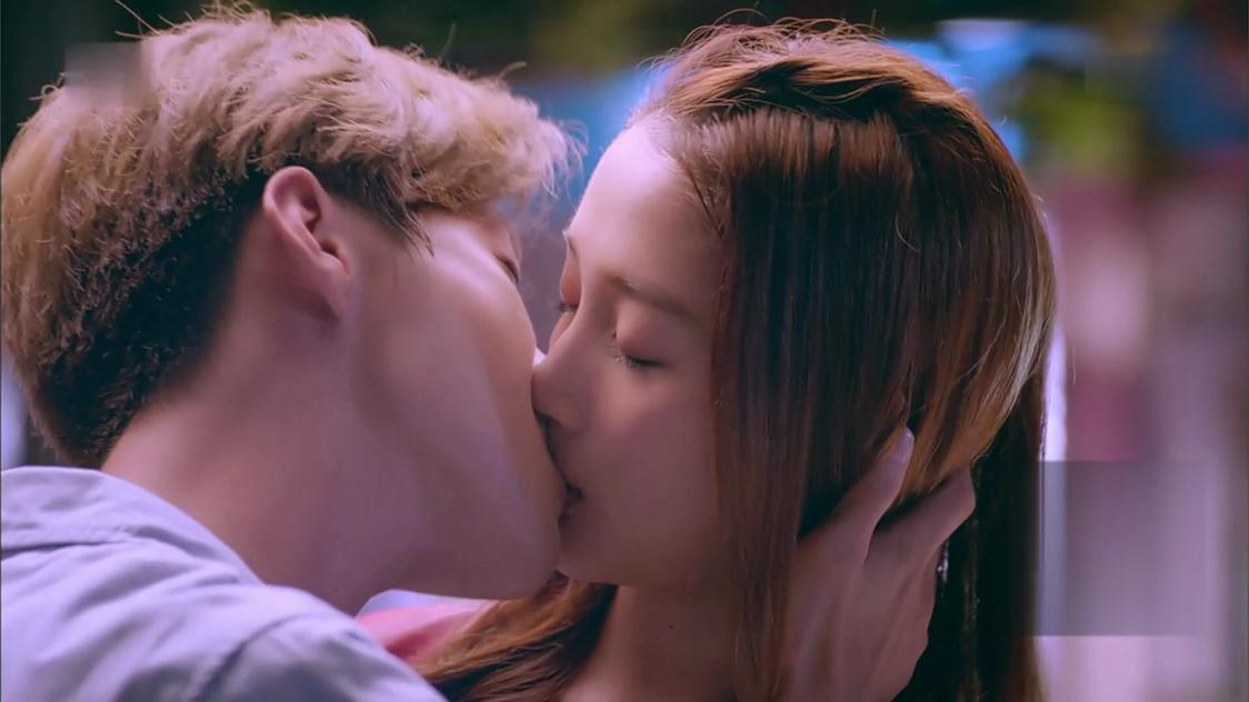 鹿晗关晓彤接吻长达40秒,一眼就能看出谁的接吻技术到位