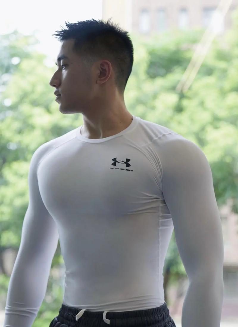 这件衣服好像有点紧身?#胸肌 #肌肉男养成中 #毫无训练痕迹 - 抖音