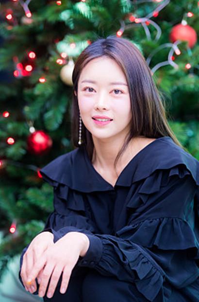 韩国艺人李秀敏接受专访拍写真,粉嫩桃花妆甜美气质迷人