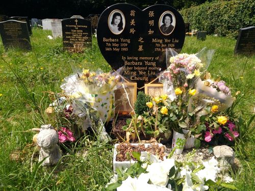墓碑已经更换为黑色的了,墓碑上是翁美玲和其母亲二人