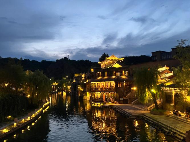 古北水镇位于北京市密云区古北口镇,背靠中国最美,最险的司马台长城
