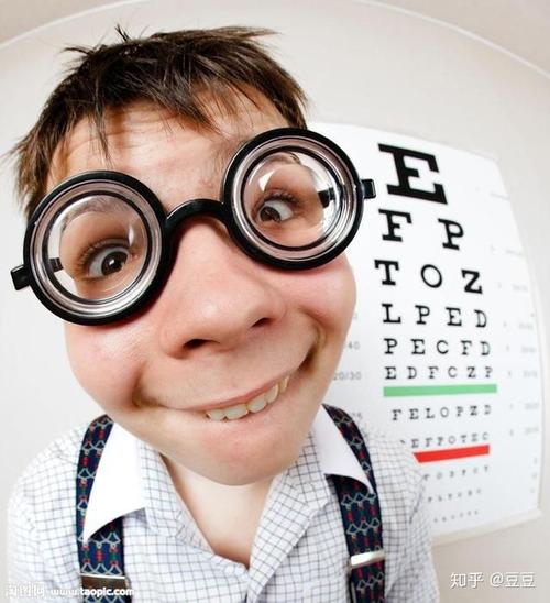 真相:戴眼镜本身不会导致眼睛变形,变形的真正原因是近视度数加深造成
