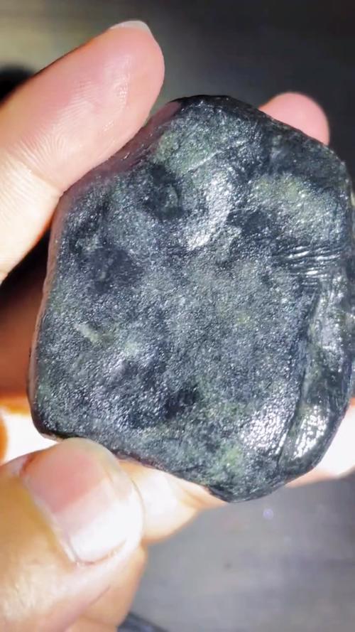 一块格应角的黑皮翡翠原石,从原石到成品能涨多少?-度小视
