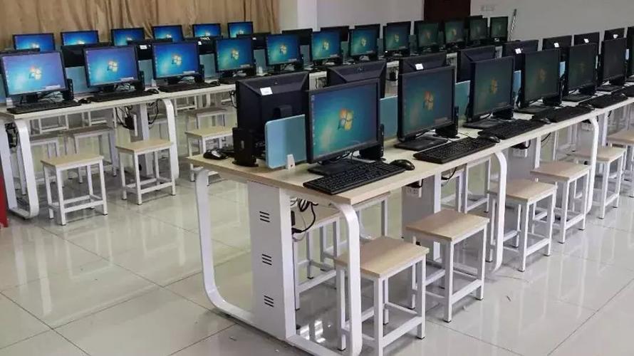 中心创新性的采用云计算技术将位于教学楼的机房四改造成云桌面机房