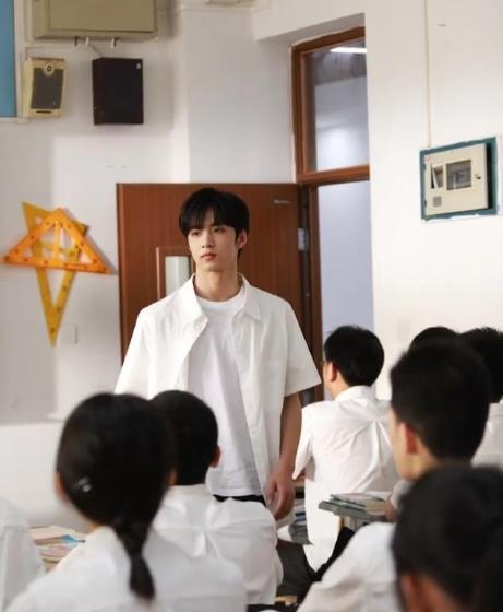 网友晒出疑似刘耀文回校上课的照片,刘耀文站在教室身穿白色衬衫,而