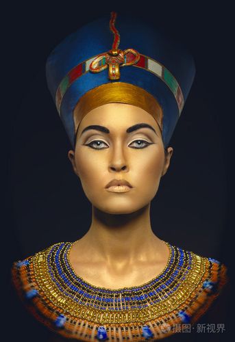 在埃及风格的金色皮肤的女人