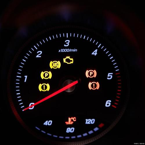 当车辆电子系统中出现问题或需要进行保养时,黄灯是其中一个重要的