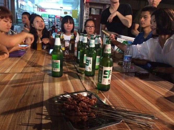 友人聚会,吃烧烤,喝啤酒,度夏夜暑宵- 诗:寥廓山人- 图片来源:《百度.