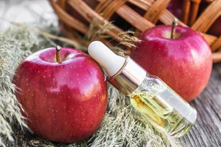 苹果提取苹果精油放在木桌上接近成熟的红苹果.