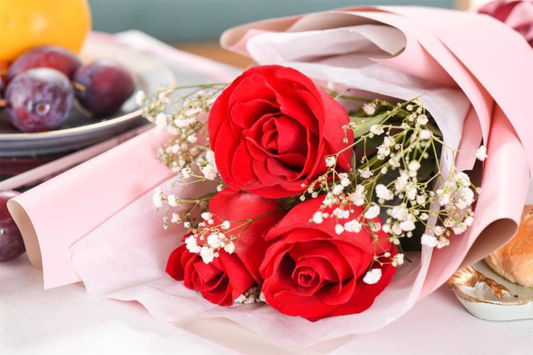 满天星搭配红玫瑰好看,且寓意美好,适合送给自己心爱的人,表达对爱人
