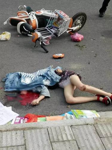 泰州寺巷附近发生惨烈车祸,一名骑电动车的女孩当场死亡,孩子妈疯了.