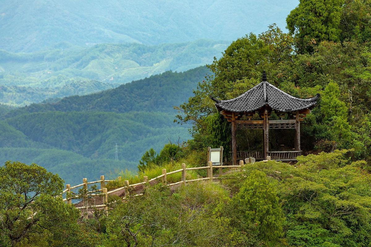 自然形成的山脉,是国家aa级旅游景区,位于云南省腾冲县北部滇滩镇境内